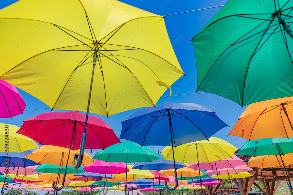 青空に飾られたカラフルな傘ースカイアンブレラー
