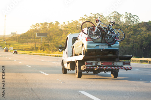 Quadro em tela Car coming from vacation towed due to lack of maintenance
