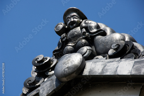 澄み切った青空と大黒天の鬼瓦