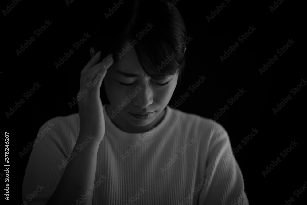 頭痛を感じる女性 頭痛を感じる女性