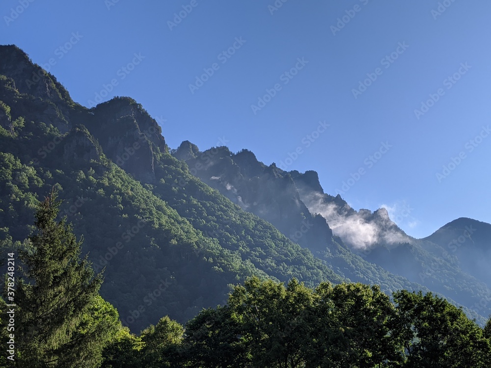 快晴の夏の北海道の層雲峡黒岳と雲