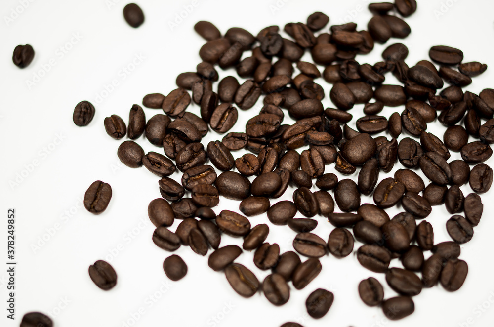 Obraz premium Roasted coffee beans against a white background.