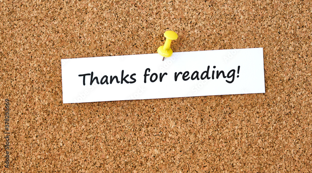 Naklejka premium Thanks for reading. Text written on a piece of paper, cork board background.
