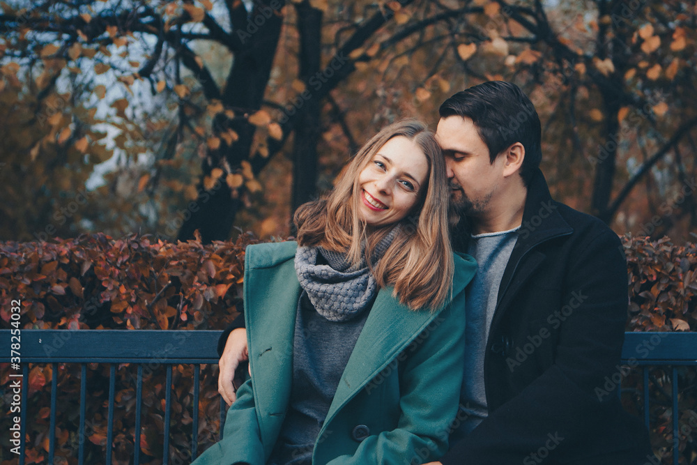 Fototapeta premium Valentine's day: a couple in love on a Park bench