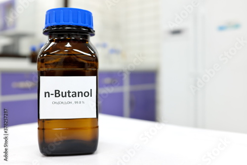 Foto Selective focus of butanol or butyl alcohol in glass amber bottle inside a chemistry laboratory with copy space