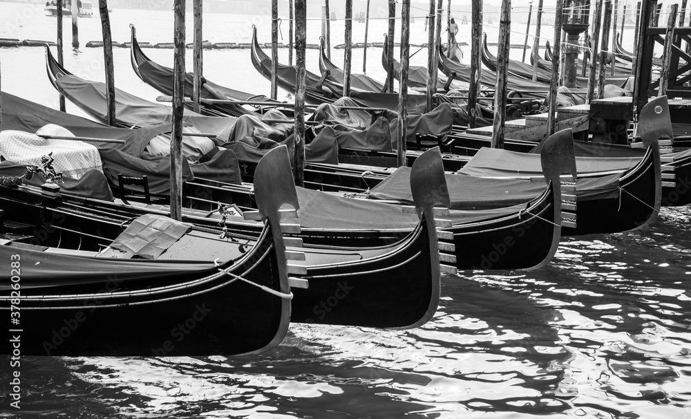 Gondolas aparcadas en Venecia