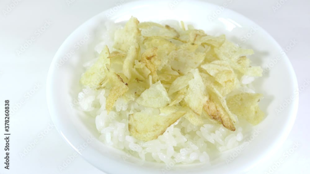 ポテトチップスを乗せたご飯
ポテトチップスを乗せたご飯