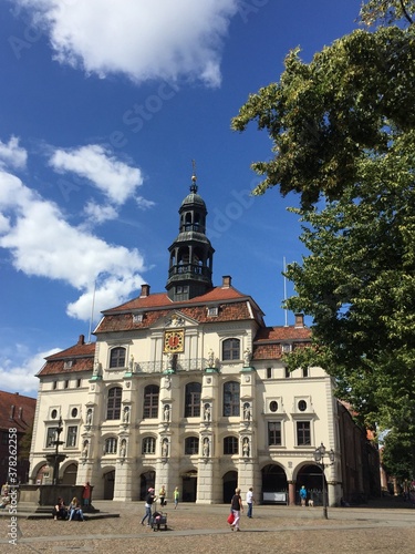 Das Lüneburger Rathaus im Sommer