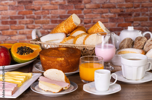 Café da manhã, Breakfast. Ingredientes para um café da manhã. Pães, frutas, café, chá, yougurte, bolo, presunto, queijo e suco. Para pousadas e hotéis.  photo