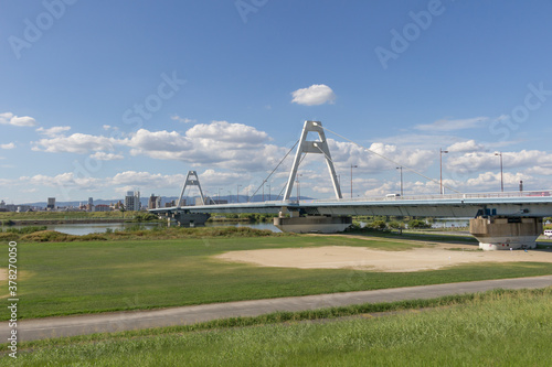淀川左岸の下流側堤防上から見る豊里大橋
