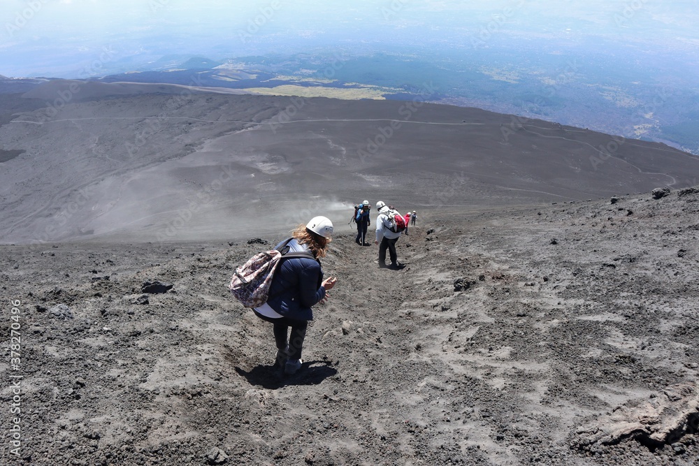 Etna - Escursionisti che scendono dal cratere Bocca Nuova