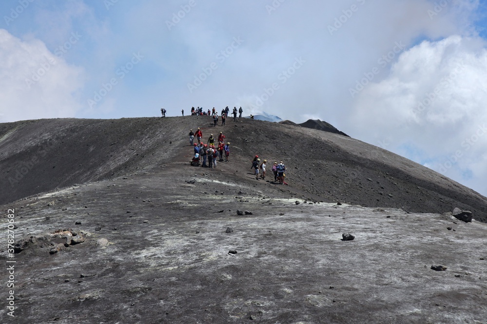 Etna - Escursionisti sul bordo del cratere di Bocca Nuova Etna - Escursionisti sul bordo del cratere di Bocca Nuova