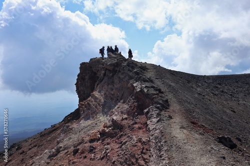 Etna - Escursionisti sul bordo del Cratere Barbagallo inferiore