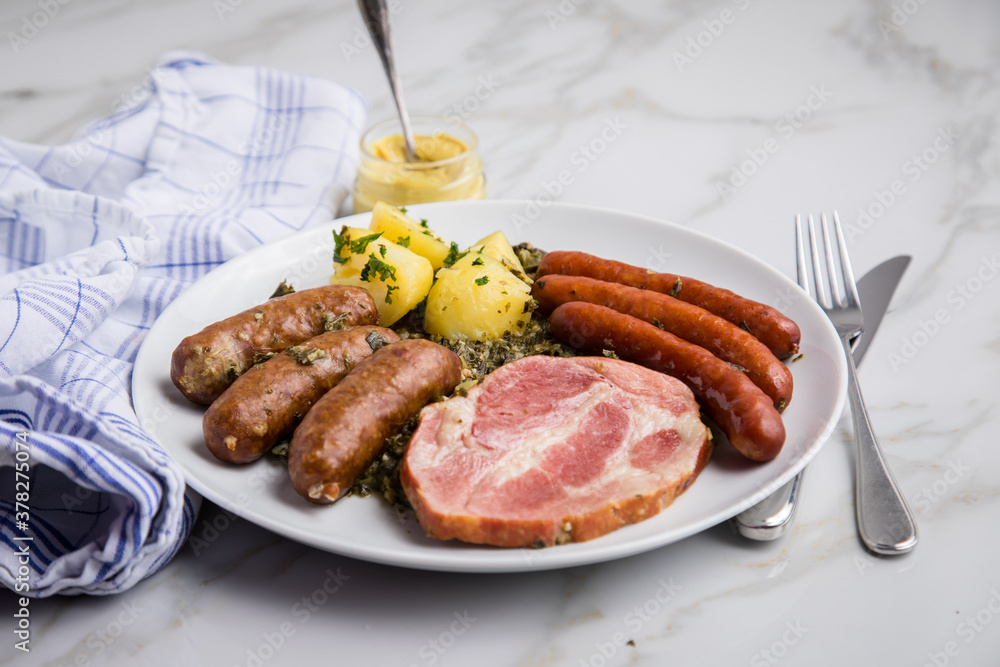 Oldenburger Grünkohl mit Pinkel, Kohlwurst, Kassler Nacken, Senf und ...