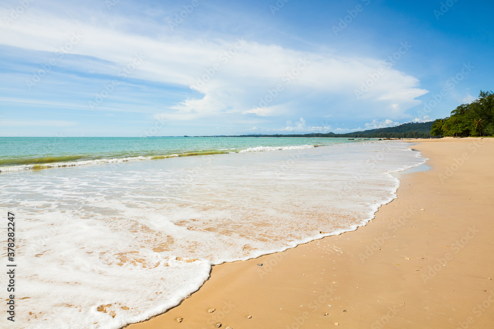 Fototapeta premium beautiful sea, sand and blue sky in Kao Lak, Thailand