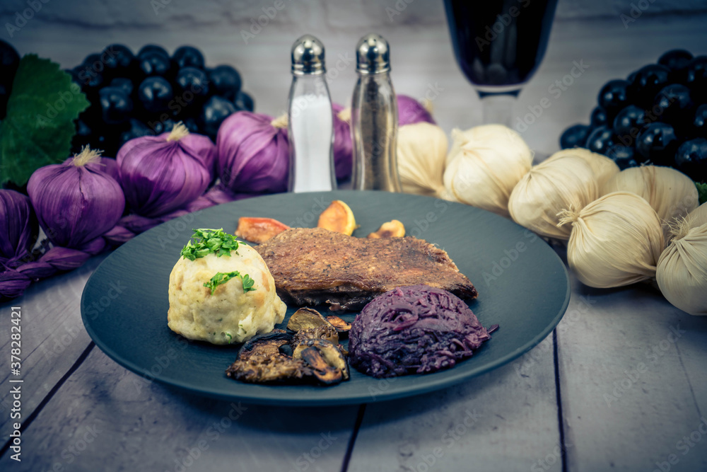 geröstete Ente mit Apfelrotkohl und Waldpilzen Stock Photo | Adobe Stock