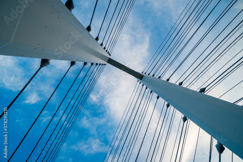 近代的な鉄の吊り橋とワイヤー