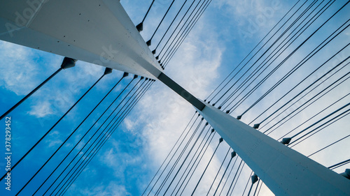 近代的な鉄の吊り橋とワイヤー