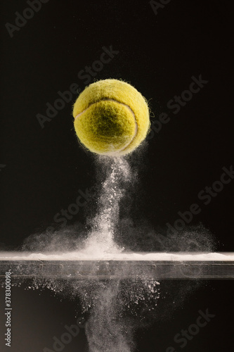 Pallina da tennis nella polvere bianca