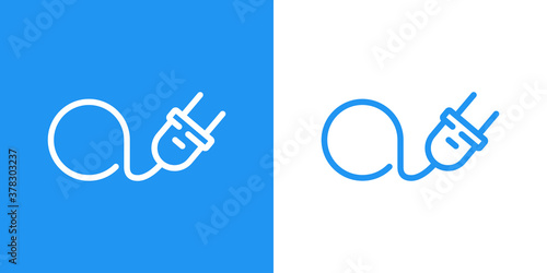 Concepto energía eléctrica. Logotipo lineal letra inicial A con enchufe eléctrico con cable en fondo azul y fondo blanco