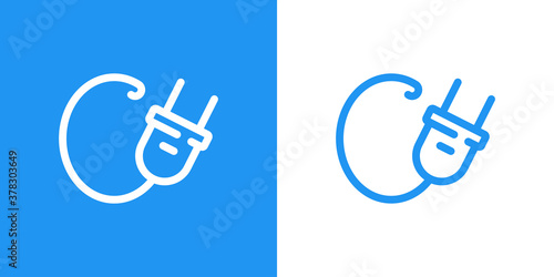 Concepto energía eléctrica. Logotipo lineal letra inicial C con enchufe eléctrico con cable en fondo azul y fondo blanco