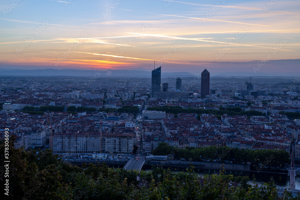 Lever de soleil sur la ville de Lyon