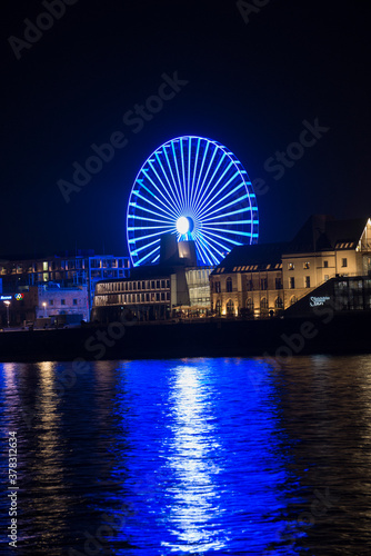 Riesenrad im Rheiauhafen in Köln bei Nacht