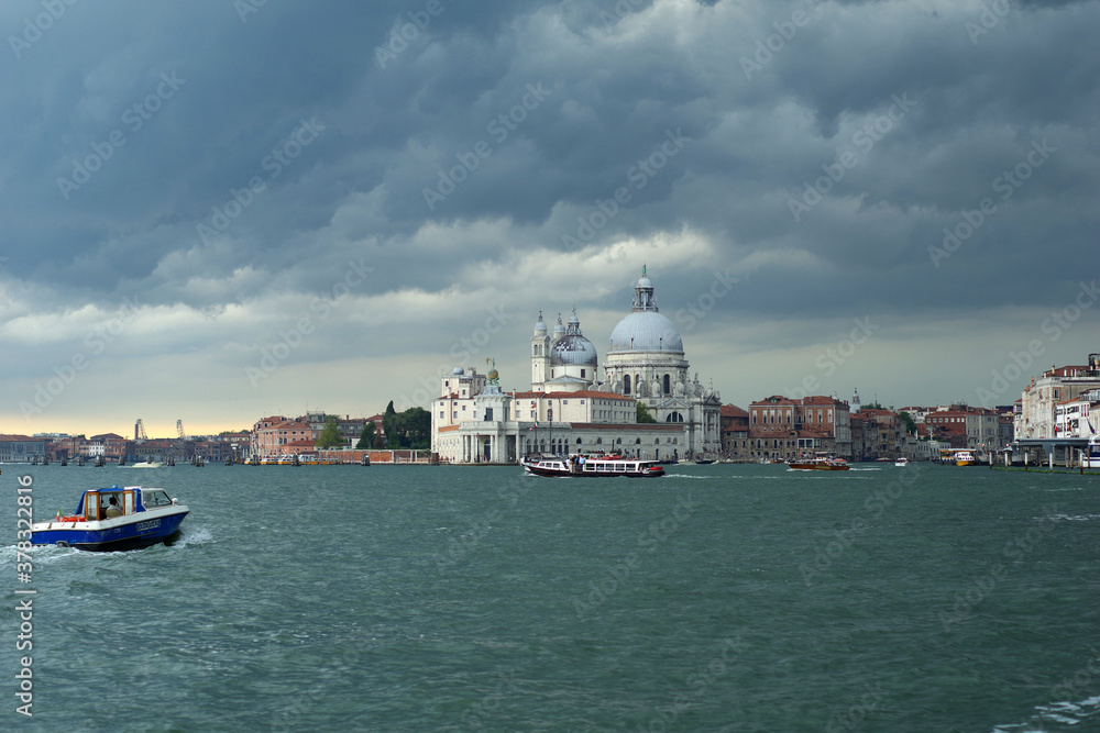 Venise sous l'orage vue du campanile de San Giorgio Maggiore