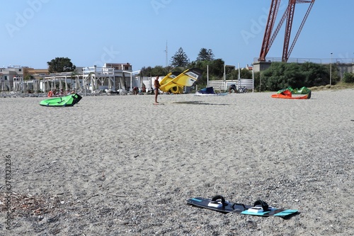Messina - Attrezzatura per kitesurfer sulla spiaggia