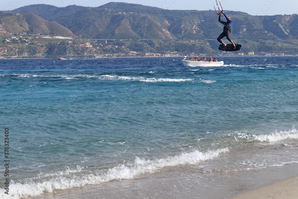 Messina - Kitesurfer in volo sullo stretto