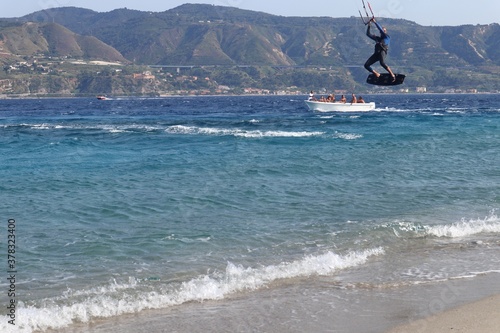Obraz na płótnie Messina - Kitesurfer in volo sullo stretto w salonie