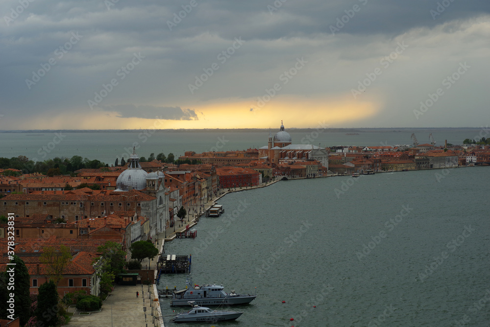 Naklejka premium Venise sous l'orage vue du campanile de San Giorgio Maggiore
