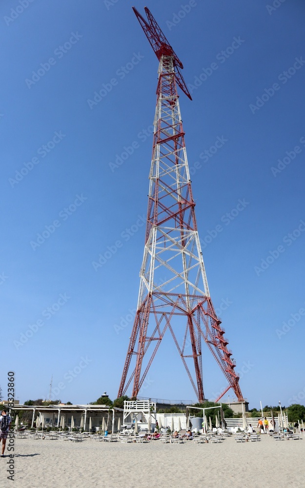 Messina – Pilone di Torre Faro dalla spiaggia di Capo Peloro Messina – Pilone di Torre Faro dalla spiaggia di Capo Peloro