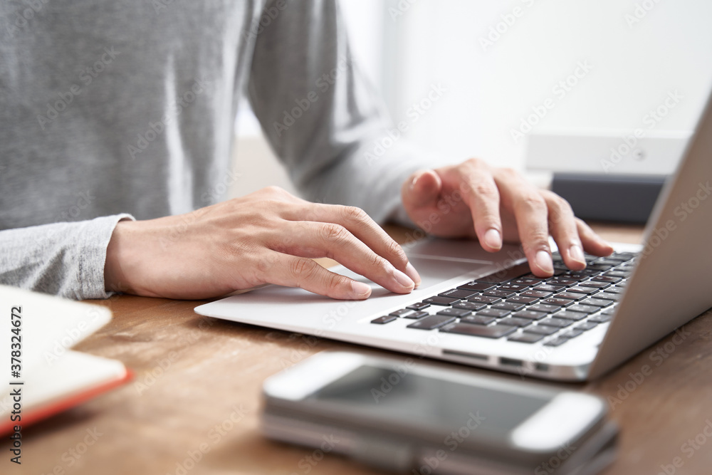 私服で在宅ワークをする日本人男性ビジネスマン