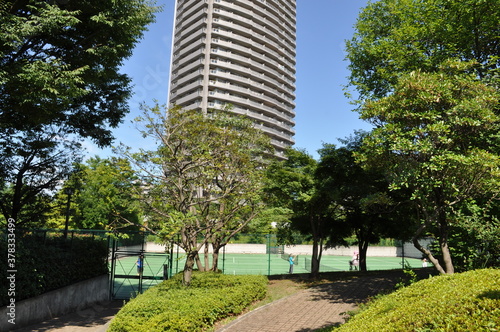 タワーマンション　敷地内のテニスコート  © BUTTER655212