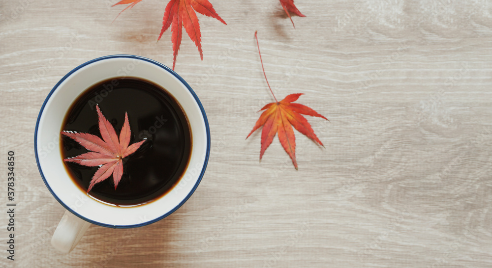 Coffee and autumn leaves on the table.  テーブルの上の紅葉とコーヒー - obrazy, fototapety, plakaty 