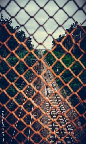 Fototapeta Rails behind the grid
