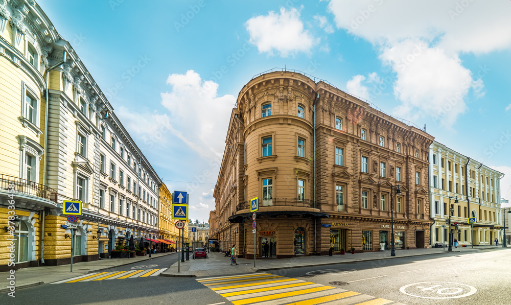 Obraz premium Petrovka street, 18-House 18 was built on the site of the Titovs estate in 1874. At the beginning of the XVIII century. The owner of the plot was V.I. Velyaminov-Zernov in Moscow.