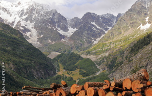 Fotografija Veduta di giorno del Monte Rosa da Macugnaga con la famosa parete est e nuvole
