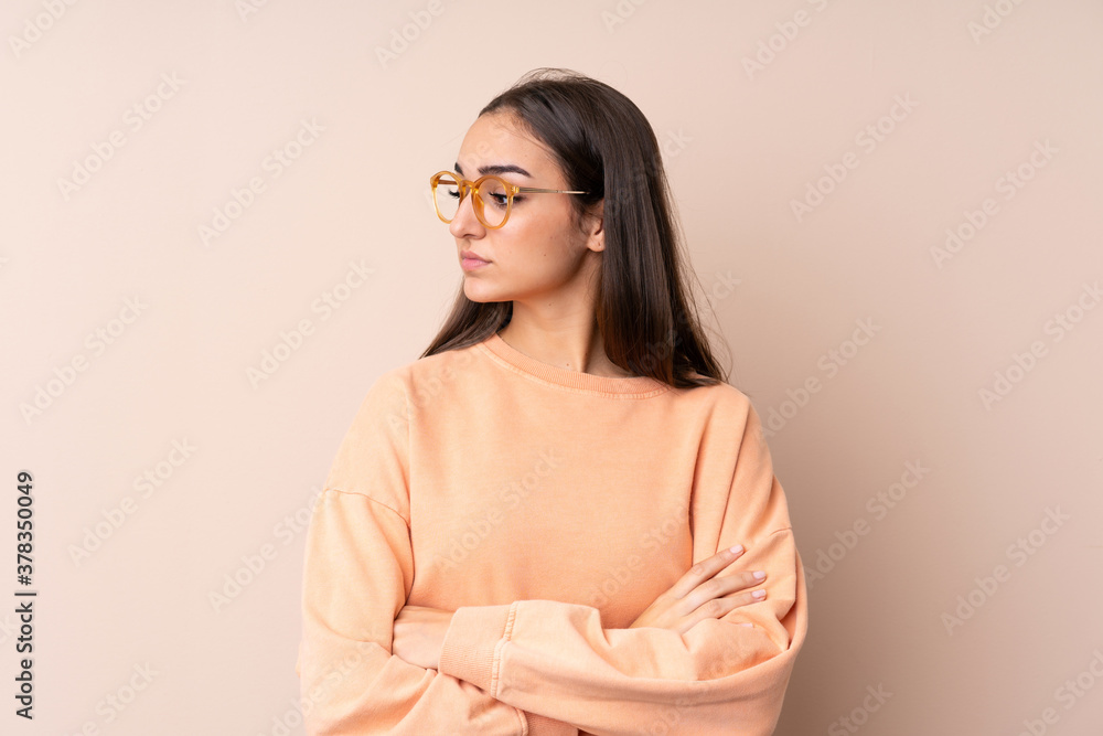 Obraz premium Young girl over isolated background looking side