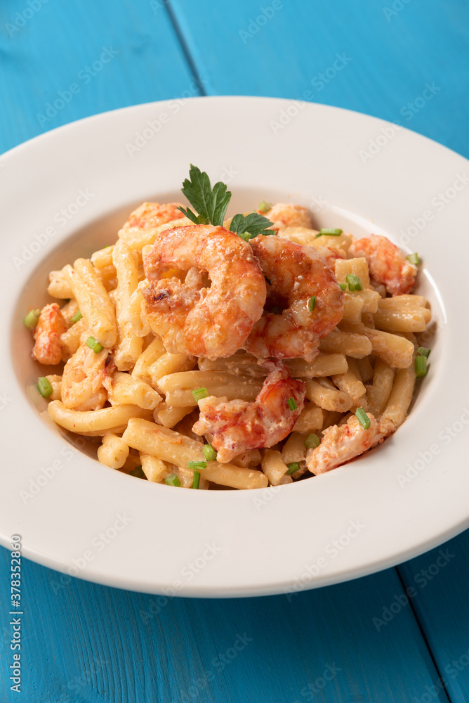 Piatto di deliziosa pasta con panna e gamberi, cucina Italiana Piatto di deliziosa pasta con panna e gamberi, cucina Italiana