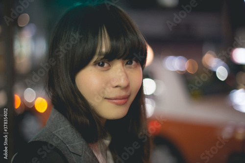 こちらを見るロングヘアの女性