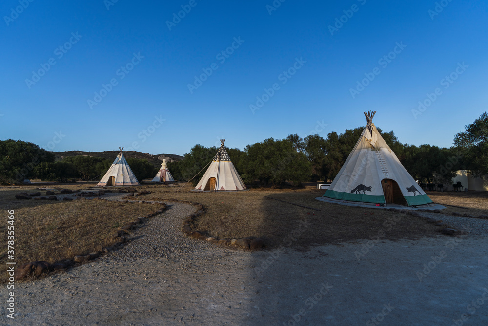 Entorno natural con tipis indios para acampar