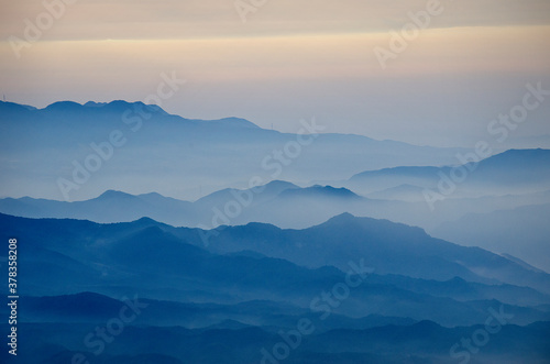 山頂から望む　朝霧漂う秋の空 © kazumin1967