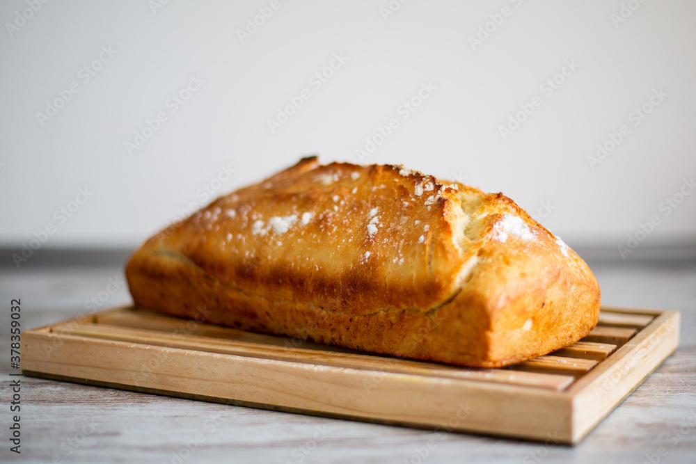 Pan casero recién hecho sacado del horno