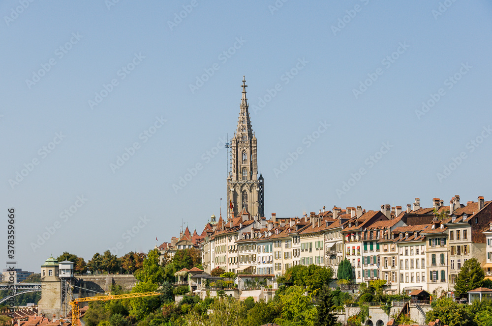 Bern, Berner Münster, Münster, Kirche, Stadt, Altstadt, Altstadthäuser, historische Häuser, Gassen, Stadtrundgang, Hauptstadt, Sommer, Schweiz