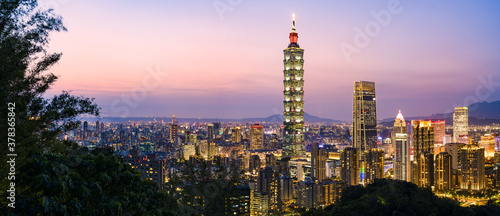 Obraz na płótnie View from above, stunning aerial view of the Taipei City skyline illuminated during a beautiful sunset. Panoramic view from the Mount Elephant in Taipei, Taiwan. w salonie