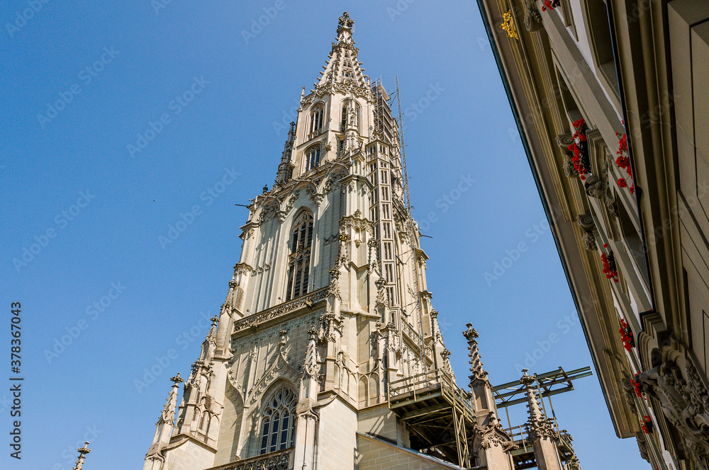Fototapeta premium Bern, Berner Münster, Münster, Kirche, Stadt, Altstadt, Altstadthäuser, historische Häuser, Gassen, Stadtrundgang, Hauptstadt, Sommer, Schweiz