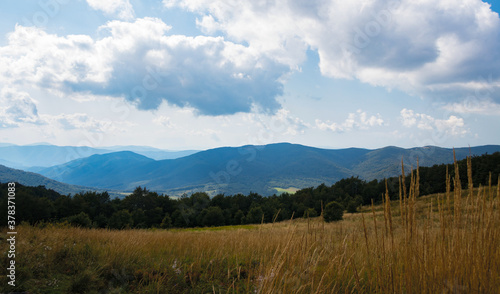 Fototapeta Naklejka Na Ścianę i Meble -  Bieszczady dzikie góry Polski.
