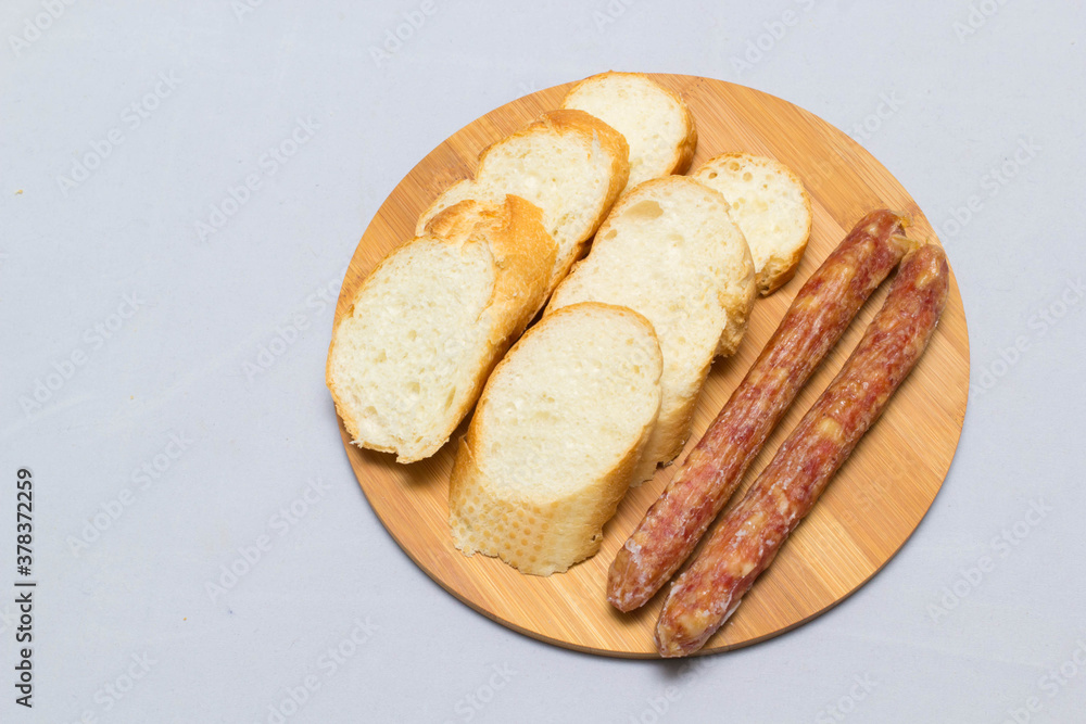 Obraz premium Indochina side dish bread with fermented pork sausage and chinese sausage
